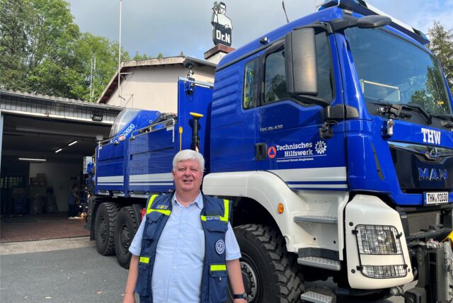 Uwe Hauptreif vor dem neuesten Fahrzeug des THW Ortsverbands Bergkamen Kamen. Das Fahrzeug ist zu hoch für einige Hallen.