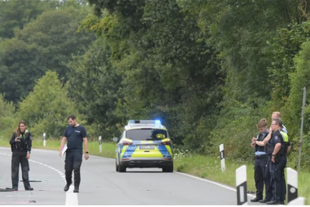 Polizisten an der Unfallstelle Polizisten an der Unfallstelle