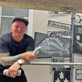Zwei Graffiti-Künstler stehen auf einem Gerüst und haben ein Kunstwerk an eine Hauswand in Kamens Innenstadt gesprüht.