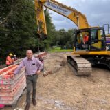 Thomas Matter, Bereichsleiter für Abwasserwirtschaft und Gewässer, steht auf einer Baustelle