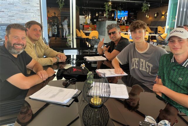 Marc Peine, Kinderlachen-Geschäftsführer, Manager Patrick Schillgalies, Kürsat Yildirim alias Chico, Noah Peine und Levin Pohl nutzten unter der Woche den Außenbereich der Holzwickeder Brasserie, um sich über künftige gemeinsame Projekte auszutauschen.