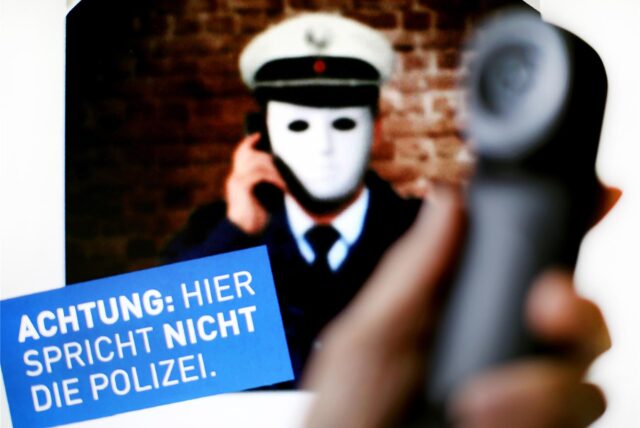 Mit der Betrugsmasche „Falscher Polizist und Amtsträger“ ergaunern Betrüger immer wieder Bargeld. Viele Betrüger rufen bei Senioren an, geben sich als Polizisten aus und erzählen schockierende Geschichten.