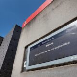 Die digitalen Infotafeln, die die Abfahrtzeiten der VKU-Busse anzeigen sollen, sind seit nahezu einem Jahr außer Betrieb.