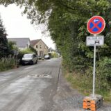An der Brockhausstraße in Unna steht ein Parkverbotsschild. Im Hintergrund parken Autos.