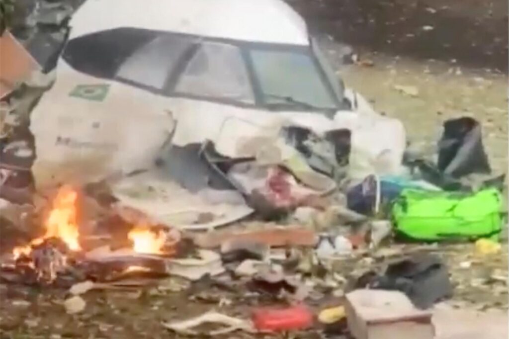 Dieser Ausschnitt aus einem Video zeigt Wrackteile eines Flugzeugs, das neben einem Haus abgestürzt ist. 62 Menschen waren an Bord. (Bestmögliche Qualität.) Dieser Ausschnitt aus einem Video zeigt Wrackteile eines Flugzeugs, das neben einem Haus abgestürzt ist. 62 Menschen waren an Bord. (Bestmögliche Qualität.)