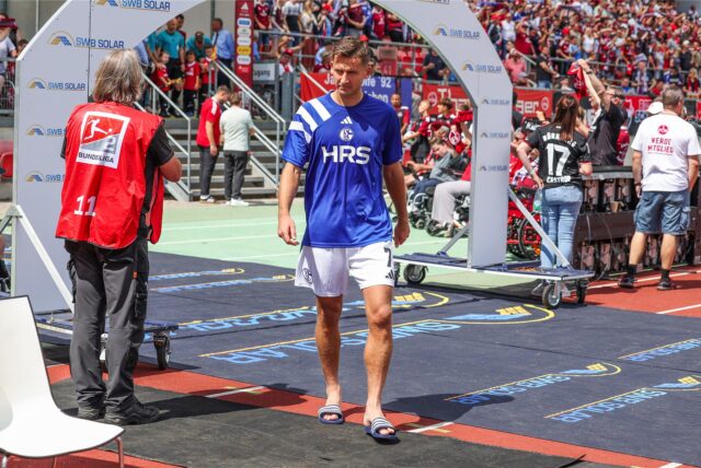In Badelatschen verfolgte Paul Seguin den Schalker Auftritt in Nürnberg.