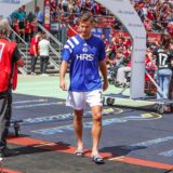 In Badelatschen verfolgte Paul Seguin den Schalker Auftritt in Nürnberg.