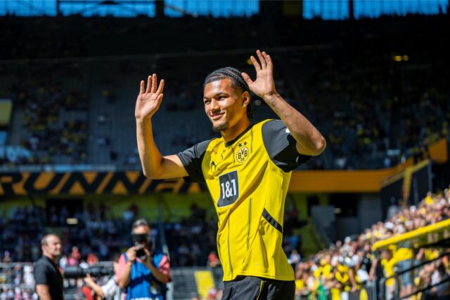 Paris Brunner winkt den Fans.