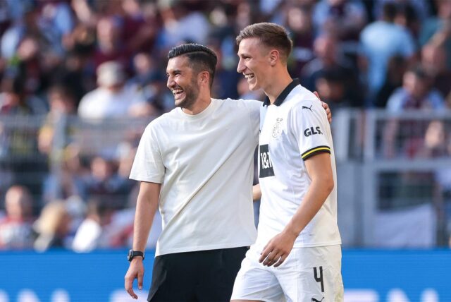 Nuri Sahin legt den Arm um Nico Schlotterbeck.
