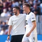 Nuri Sahin legt den Arm um Nico Schlotterbeck.