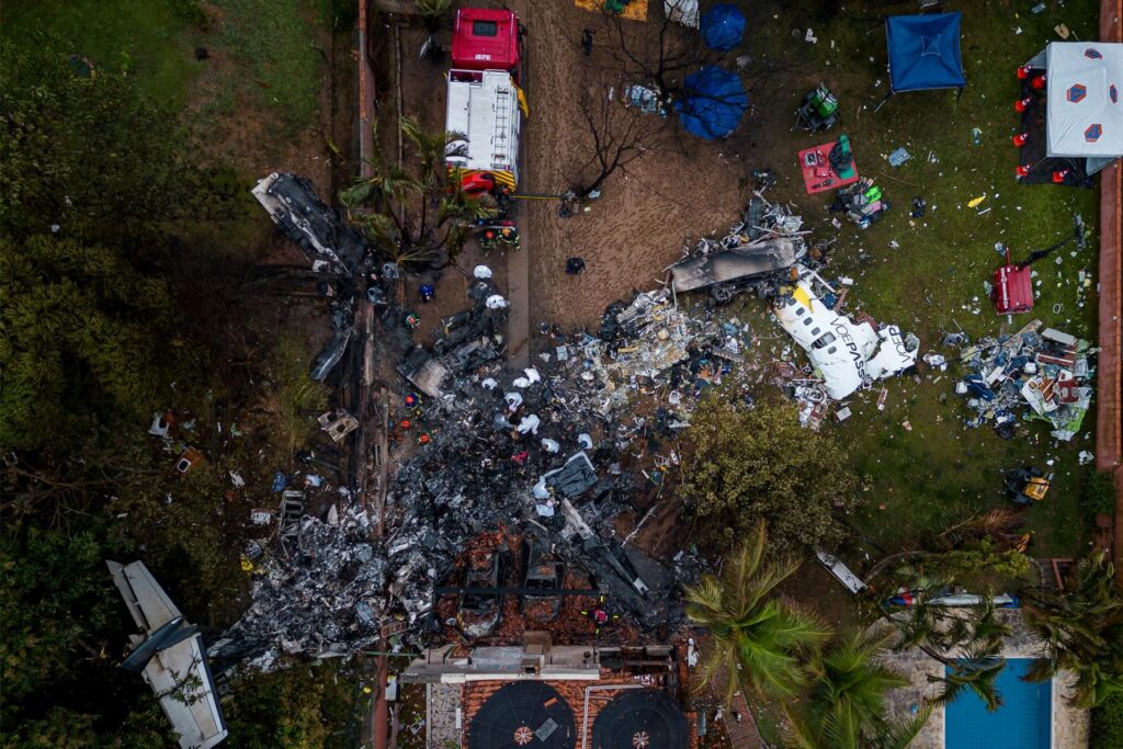 Trümmer liegen an der Absturzstelle eines Flugzeugs im brasilianischen Bundesstaat Sao Paulo (Luftaufnahme mit einer Drohne) Trümmer liegen an der Absturzstelle eines Flugzeugs im brasilianischen Bundesstaat Sao Paulo (Luftaufnahme mit einer Drohne)