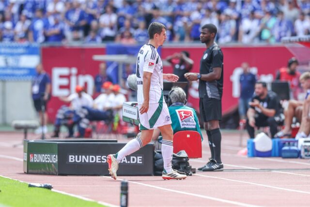 10.08.2024, Fussball, Saison 2024/2025, 2. Bundesliga, 2. Spieltag, 1. FC Nürnberg – FC Schalke 04, Ron Schallenberg (FC Schalke 04) geht vom Platz nach seinem Platzverweis. Foto: Tim Rehbein/RHR-FOTO