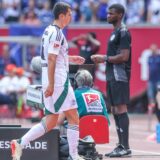 10.08.2024, Fussball, Saison 2024/2025, 2. Bundesliga, 2. Spieltag, 1. FC Nürnberg – FC Schalke 04, Ron Schallenberg (FC Schalke 04) geht vom Platz nach seinem Platzverweis. Foto: Tim Rehbein/RHR-FOTO
