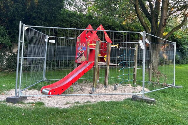 Abgesperrte Spielgeräte auf dem Spielplatz am Unkeler Weg in Kamen.
