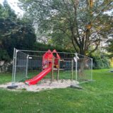 Abgesperrte Spielgeräte auf dem Spielplatz am Unkeler Weg in Kamen.