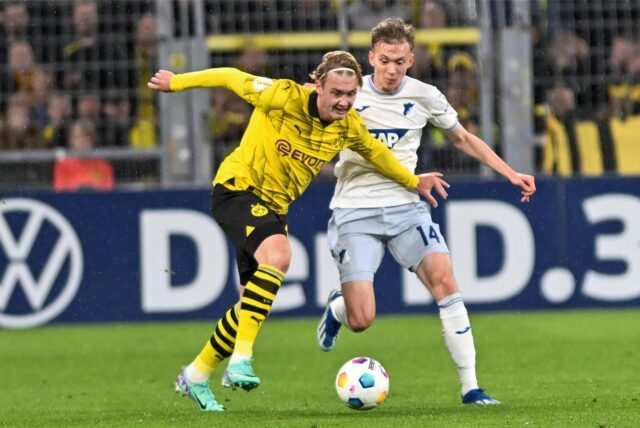 Julian Brandt im Zweikampf mit Maximilian Beier.