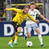Julian Brandt im Zweikampf mit Maximilian Beier.
