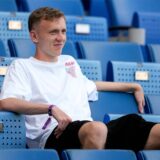Maximilian Beier sitzt auf der Tribüne.