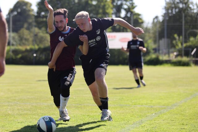Santino Benning von Eintracht Werne liefert sich einen Zweikampf mit Weddinghofens Tayfun Derecik (l.).