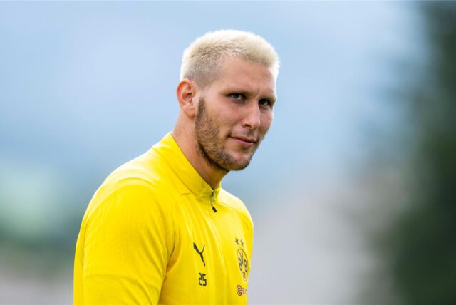 Niklas Süle schaut zur Seite.
