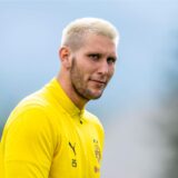 Niklas Süle schaut zur Seite.