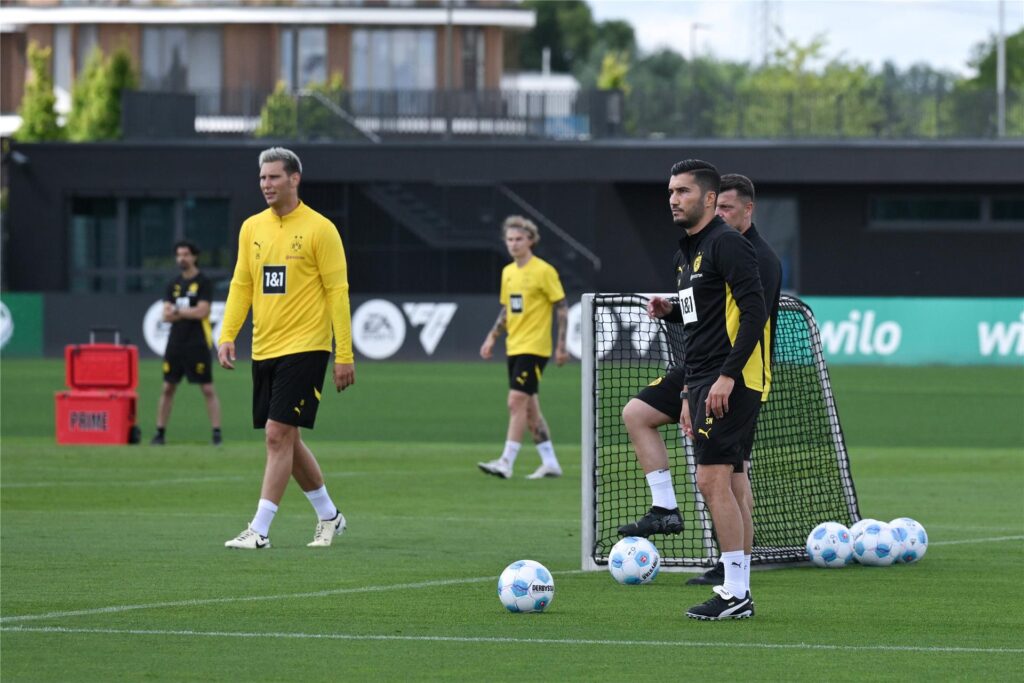 Nuri Sahin beobachtet das Training. Nuri Sahin beobachtet das Training.