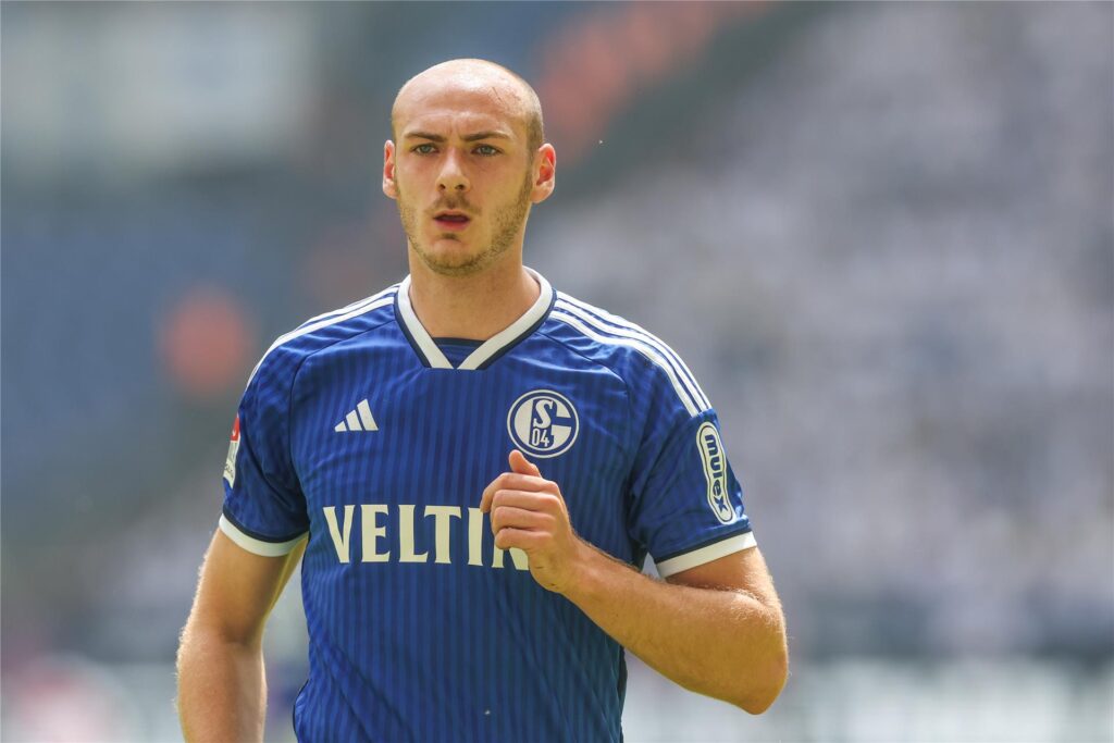 11.05.2024, Fussball, 2. Bundesliga, 33. Spieltag, Saison 2023/2024, FC Schalke 04 - Hansa Rostock, Henning Matriciani (FC Schalke 04) Foto: Tim Rehbein/RHR-FOTO 11.05.2024, Fussball, 2. Bundesliga, 33. Spieltag, Saison 2023/2024, FC Schalke 04 - Hansa Rostock, Henning Matriciani (FC Schalke 04) Foto: Tim Rehbein/RHR-FOTO