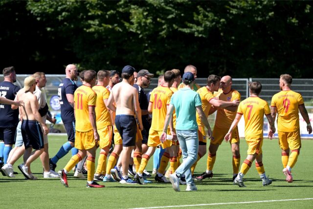 Spieler gehen aufeinander los.