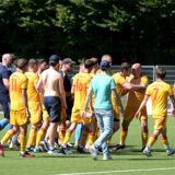 Spieler gehen aufeinander los.