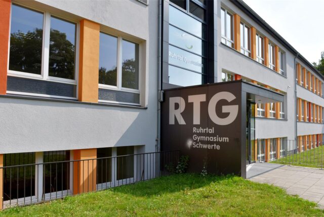 Der Haupteingang des Ruhrtal-Gymnasiums in Schwerte.
