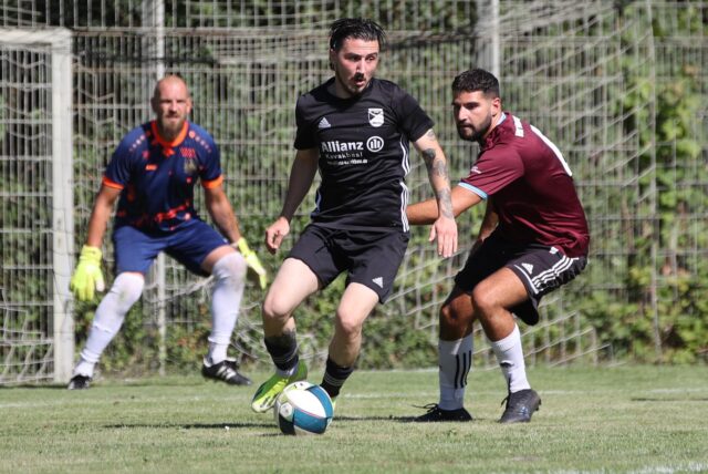 Berke Durgut von Eintracht Werne dribbelt gegen Weddinghofen mit dem Ball.