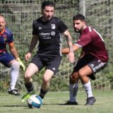 Berke Durgut von Eintracht Werne dribbelt gegen Weddinghofen mit dem Ball.