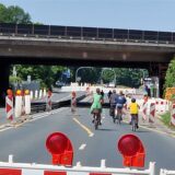 Nicht einmal Radfahrer dürfen an einem der kommenden Wochenenden unter der A1-Brücke an der Unnaer Straße herfahren. Ein weiteres Brückenbauwerk wird abgerissen.