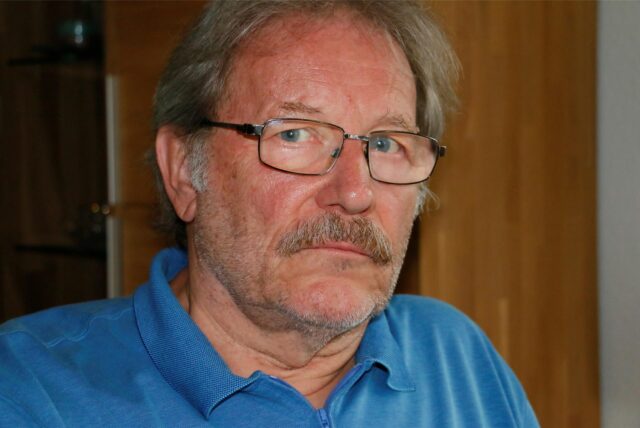Gisbert Hunsdieck (74) war vor Jahren Gast in dem letzte Woche eingestürzten Hotel in dem Moselstädtchen Kröv. Die Nachricht von dort hat ihn erschüttert. Ein Porträt des älteren Mannes mit Schnauzbart und Brille.