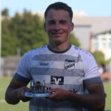 Niklas Mählmann vom SuS Olfen präsentiert die Torjägerkanone.