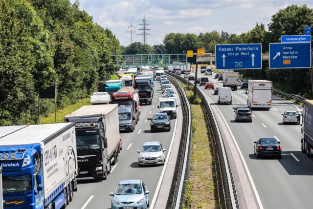 Auf der A44 staut sich der Verkehr bei Unna.