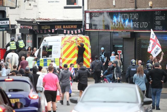 Menschen protestieren im Stadtzentrum von Sunderland nach den Messerattacken vom Montag in Southport, bei denen drei kleine Kinder getötet wurden.