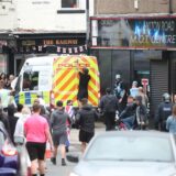 Menschen protestieren im Stadtzentrum von Sunderland nach den Messerattacken vom Montag in Southport, bei denen drei kleine Kinder getötet wurden.