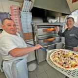 Salvatore (links) und Angelo Santoro stehen in ihrer Pizzeria an der Friedrich-Ebert-Straße in Unna.