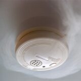 Ein Rauchmelder an der Decke einer Wohnung.