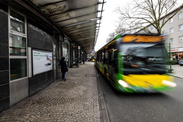 Ein Bus fährt nach einem Halt an Bahnsteig 4 vom Busbahnhof in Oberhausen los. Nach dem gewaltsamen Tod von zwei jungen ukrainischen Basketball-Spielern stehen die mutmaßlichen Angreifer nun vor Gericht.