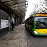 Ein Bus fährt nach einem Halt an Bahnsteig 4 vom Busbahnhof in Oberhausen los. Nach dem gewaltsamen Tod von zwei jungen ukrainischen Basketball-Spielern stehen die mutmaßlichen Angreifer nun vor Gericht.