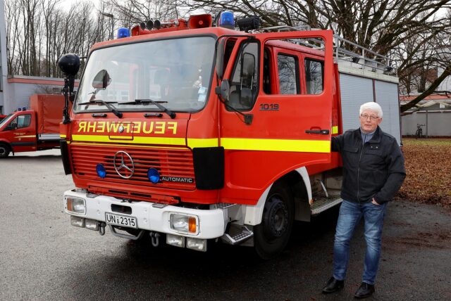 Feuerwehrmann Volker Baca vor dem LF16 der Feuerwehr Kamen. Das Fahrzeug, das etwa 4000 Einsätze in Kamen und Umgebung fuhr, wurde am Sonntag erfolgreich versteigert.