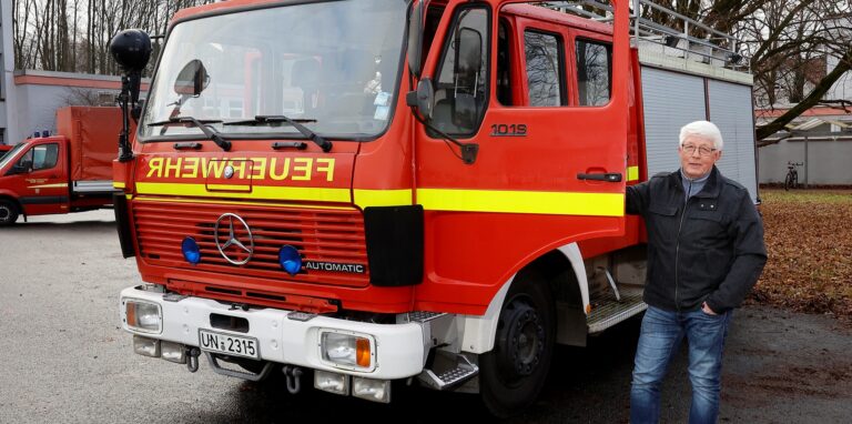 Feuerwehrmann Volker Baca vor dem LF16 der Feuerwehr Kamen. Das Fahrzeug, das etwa 4000 Einsätze in Kamen und Umgebung fuhr, wurde am Sonntag erfolgreich versteigert.