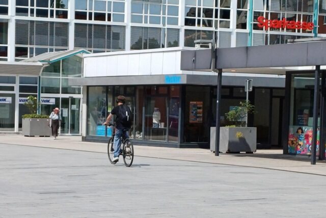 Radfahrer in der als Fußgängerzone ausgewiesenen Innenstadt, wie hier auf dem Willy-Brandt-Platz, kommen quasi im Minutentakt vor.