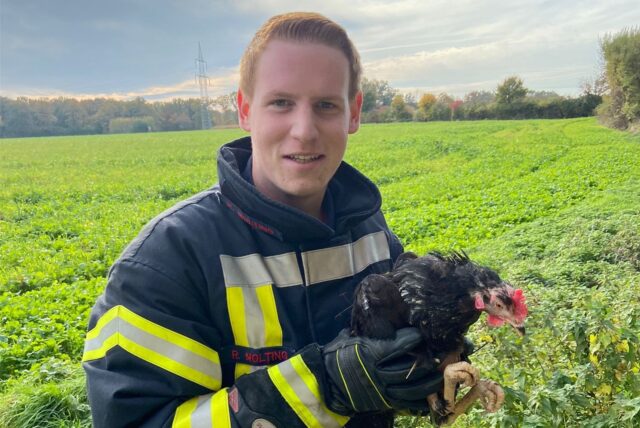 Zu den tierischen Einsätzen der Feuerwehr Werne im Jahre 2021 gehörte auch das Einfangen freilaufender Hühner, hier durch Robin Nolting.