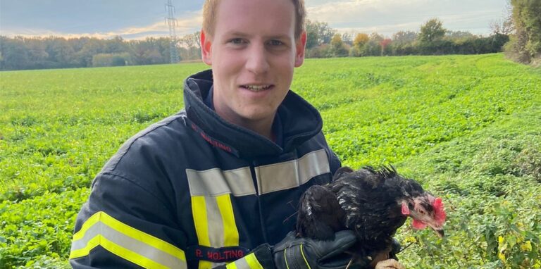 Zu den tierischen Einsätzen der Feuerwehr Werne im Jahre 2021 gehörte auch das Einfangen freilaufender Hühner, hier durch Robin Nolting.