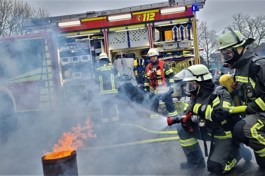 Die neue Einsatzkleidung der Freiwilligen Wehr in Aktion. Die neue Einsatzkleidung der Freiwilligen Wehr in Aktion.