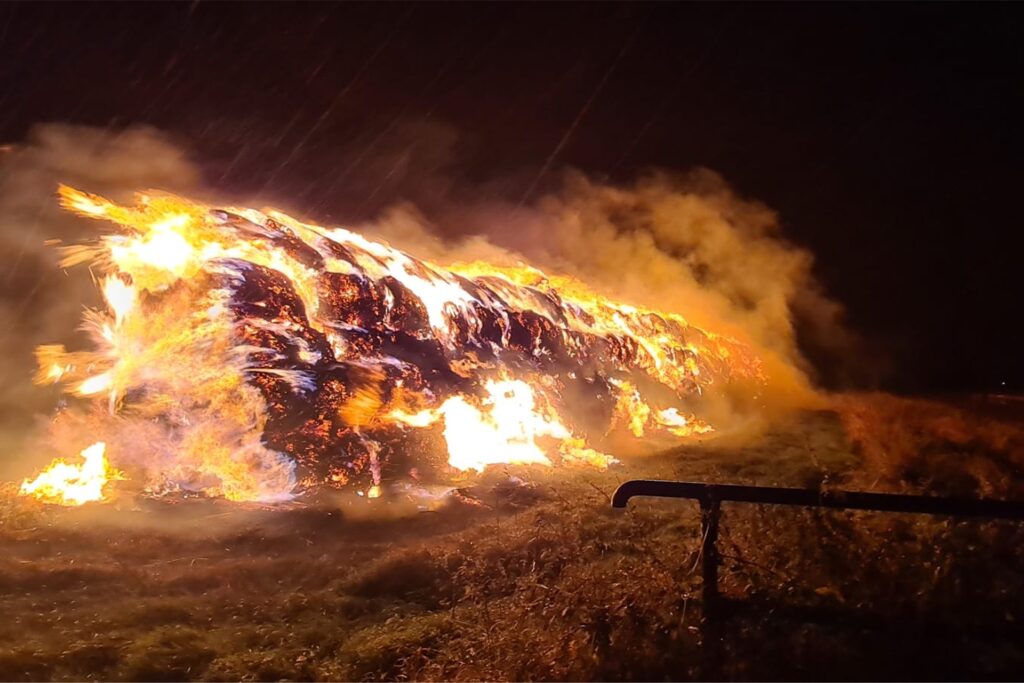 Rund 300 Strohballen brannten kurze Zeit nach einem ersten Feuer an der Stadtgrenze zu Hamm Ende Oktober. Brandstiftung lag nahe. Rund 300 Strohballen brannten kurze Zeit nach einem ersten Feuer an der Stadtgrenze zu Hamm Ende Oktober. Brandstiftung lag nahe.