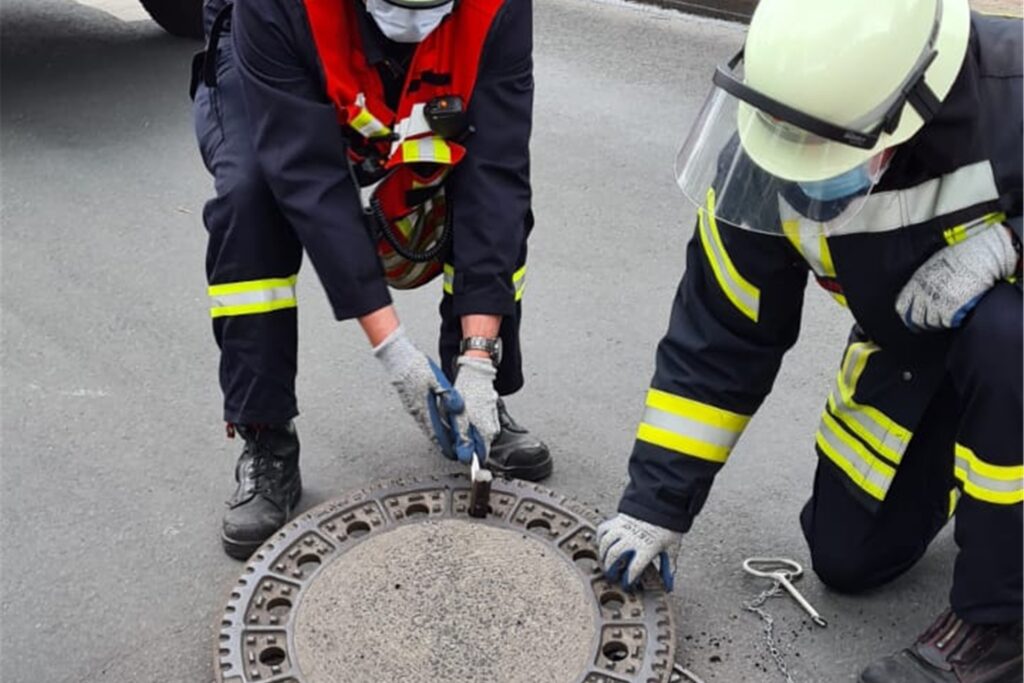 Auch das gehört zum Einsatzspektrum der Freiwilligen Feuerwehr Werne: Rettung eines Eichhörnchens aus einem Gully. Auch das gehört zum Einsatzspektrum der Freiwilligen Feuerwehr Werne: Rettung eines Eichhörnchens aus einem Gully.